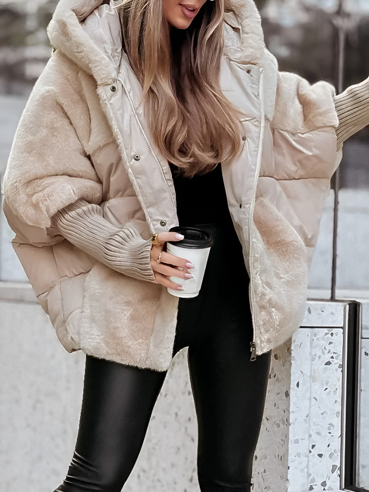 Doudoune oversize capuche pelucheuse, capuche et manches
