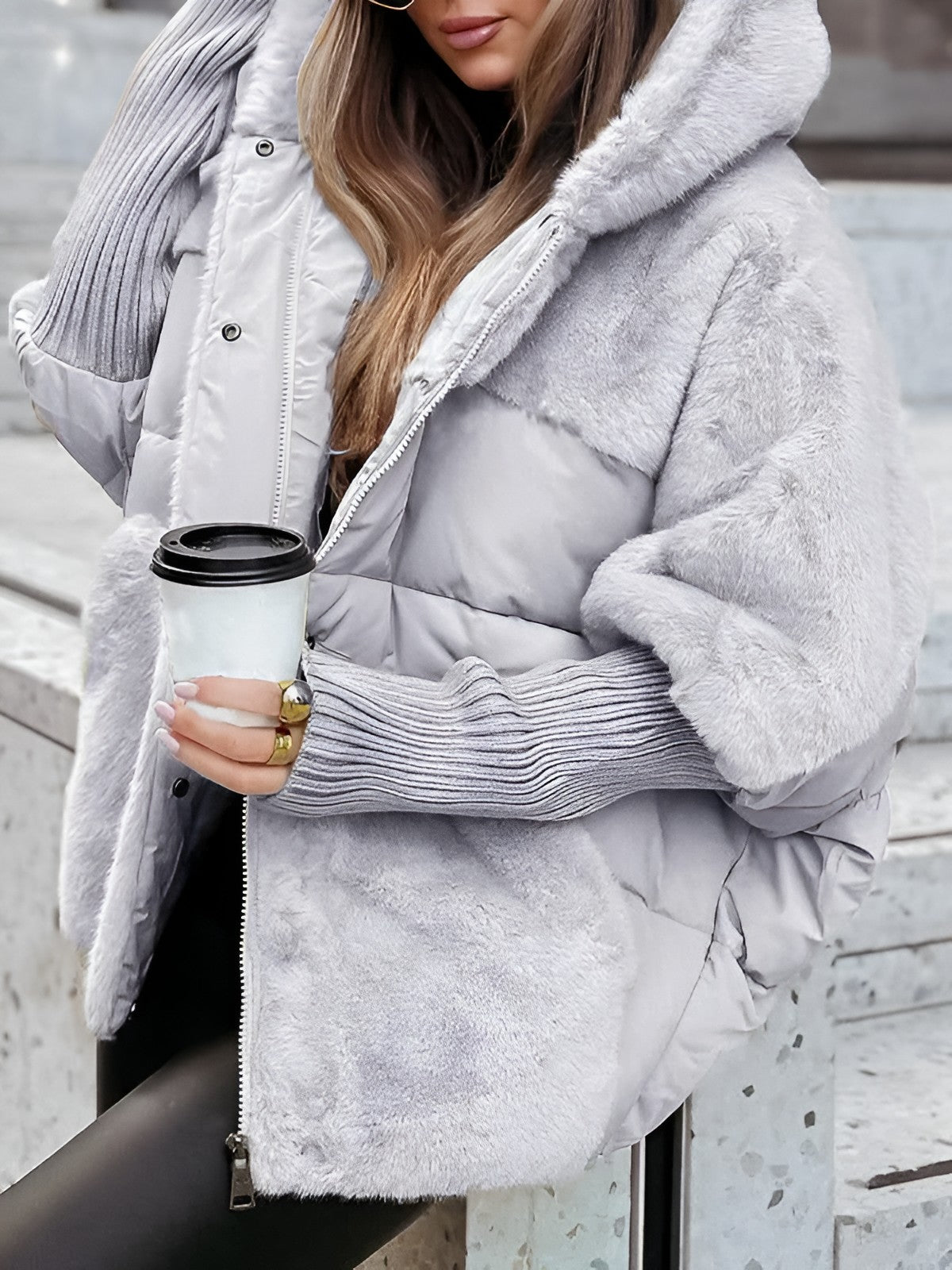 Doudoune oversize capuche pelucheuse, coloris gris clair, vue de face