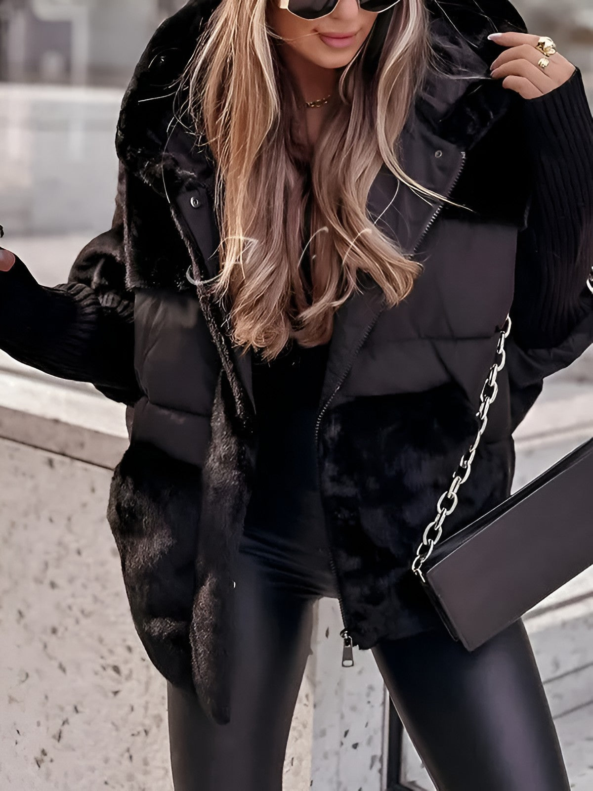 Doudoune oversize capuche pelucheuse, coloris noir, vue de trois quarts