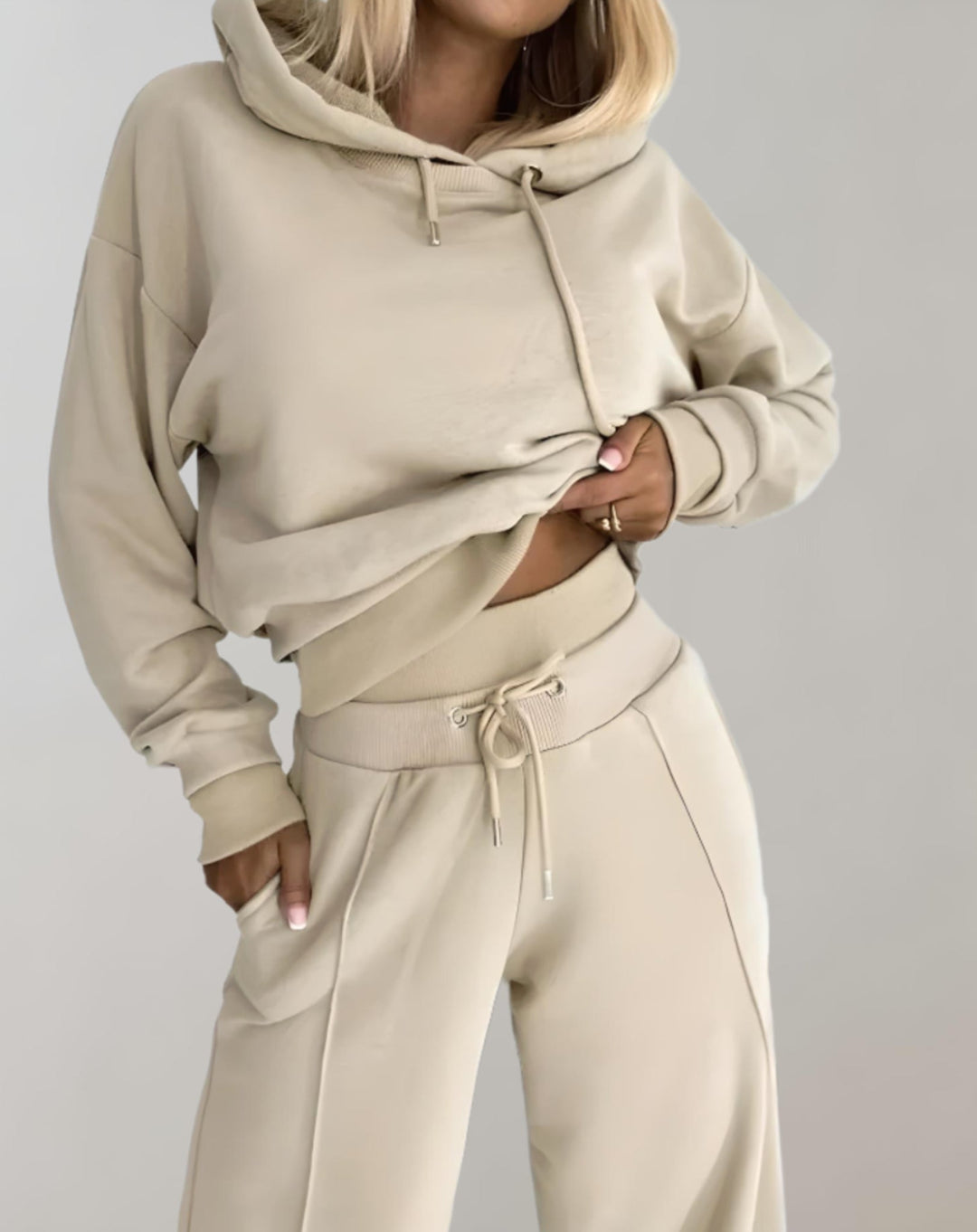 Ensemble hoodie et jogger, coloris beige, en vue rapprochée