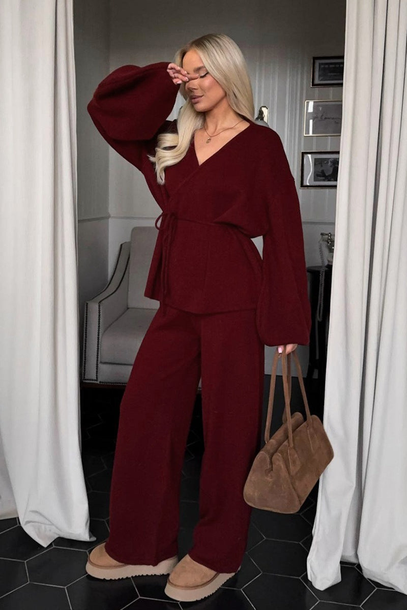 Ensemble maille pantalon large, coloris bordeaux, porté en tenue