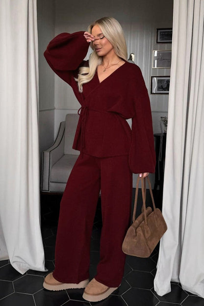 Ensemble maille pantalon large, coloris bordeaux, porté en tenue