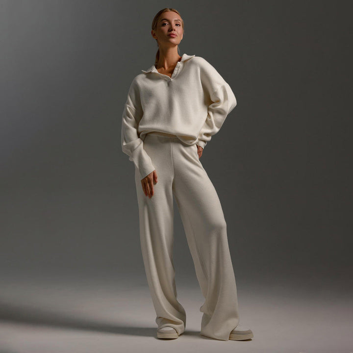 Ensemble polo et pantalon, coloris beige, vu de face