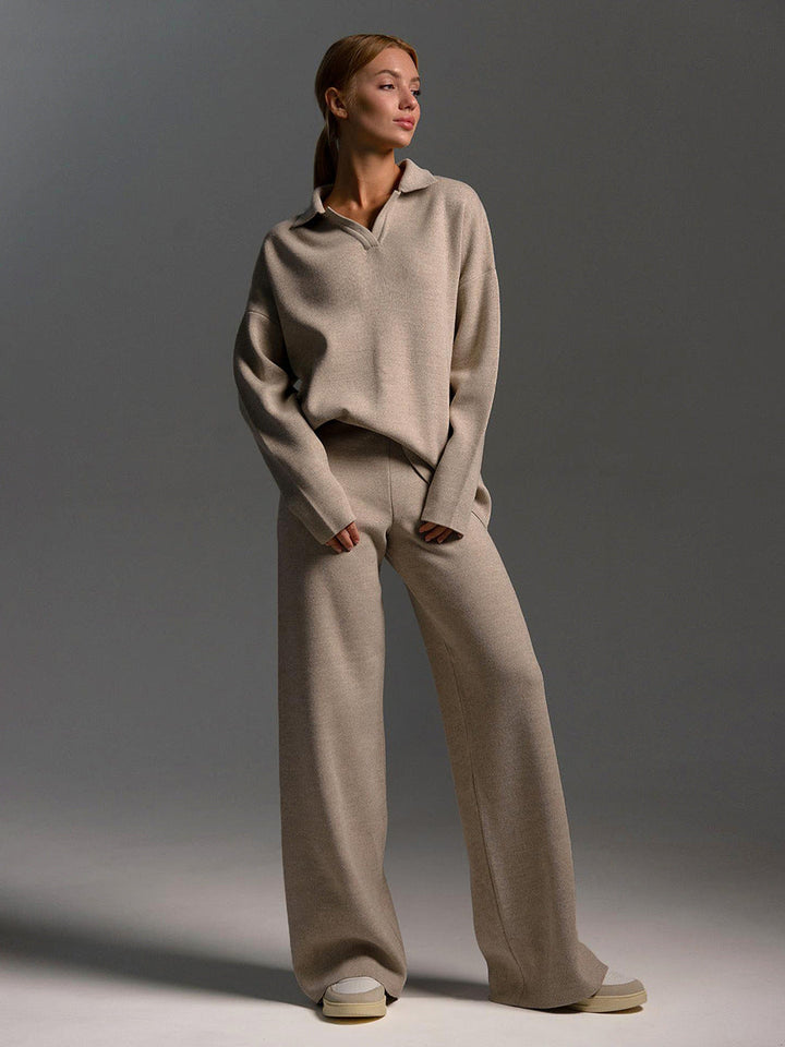 Ensemble polo et pantalon, coloris pierre, vu de face