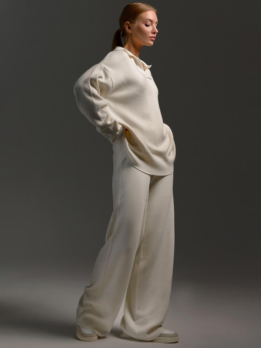 Ensemble polo et pantalon, vu de profil