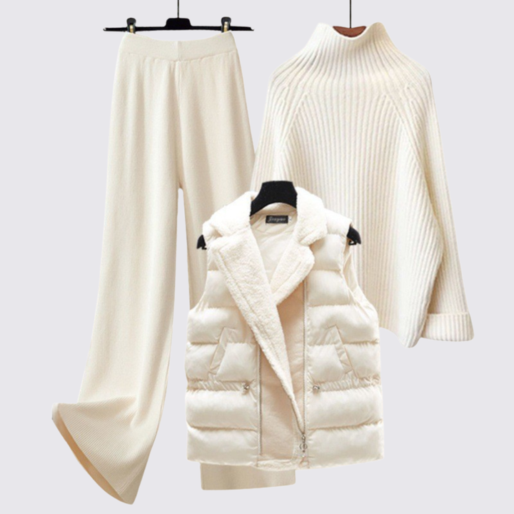 Ensemble trois pièces, coloris beige, présenté sur cintre
