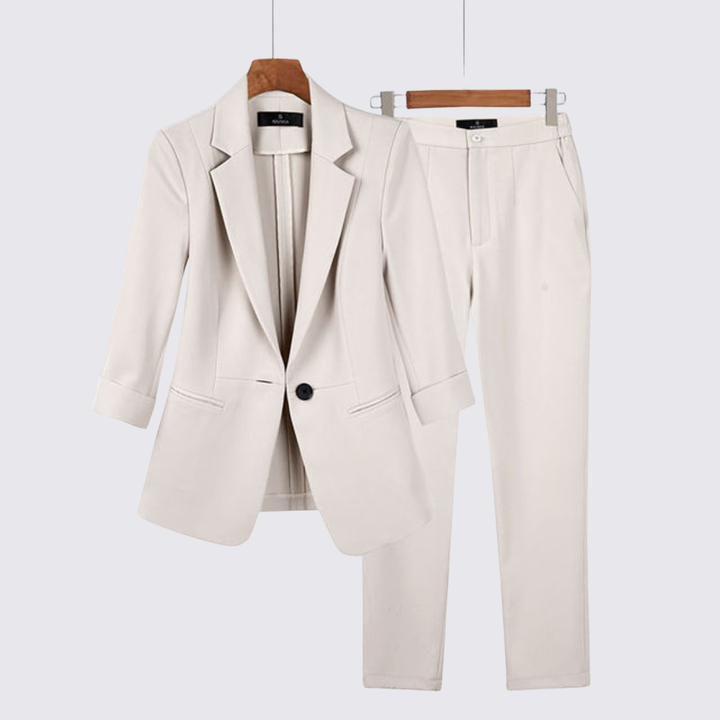 Ensemble veste et pantalon, coloris beige, présenté sur cintre