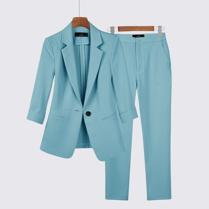 Ensemble veste et pantalon, coloris bleu sarcelle, présenté sur cintre