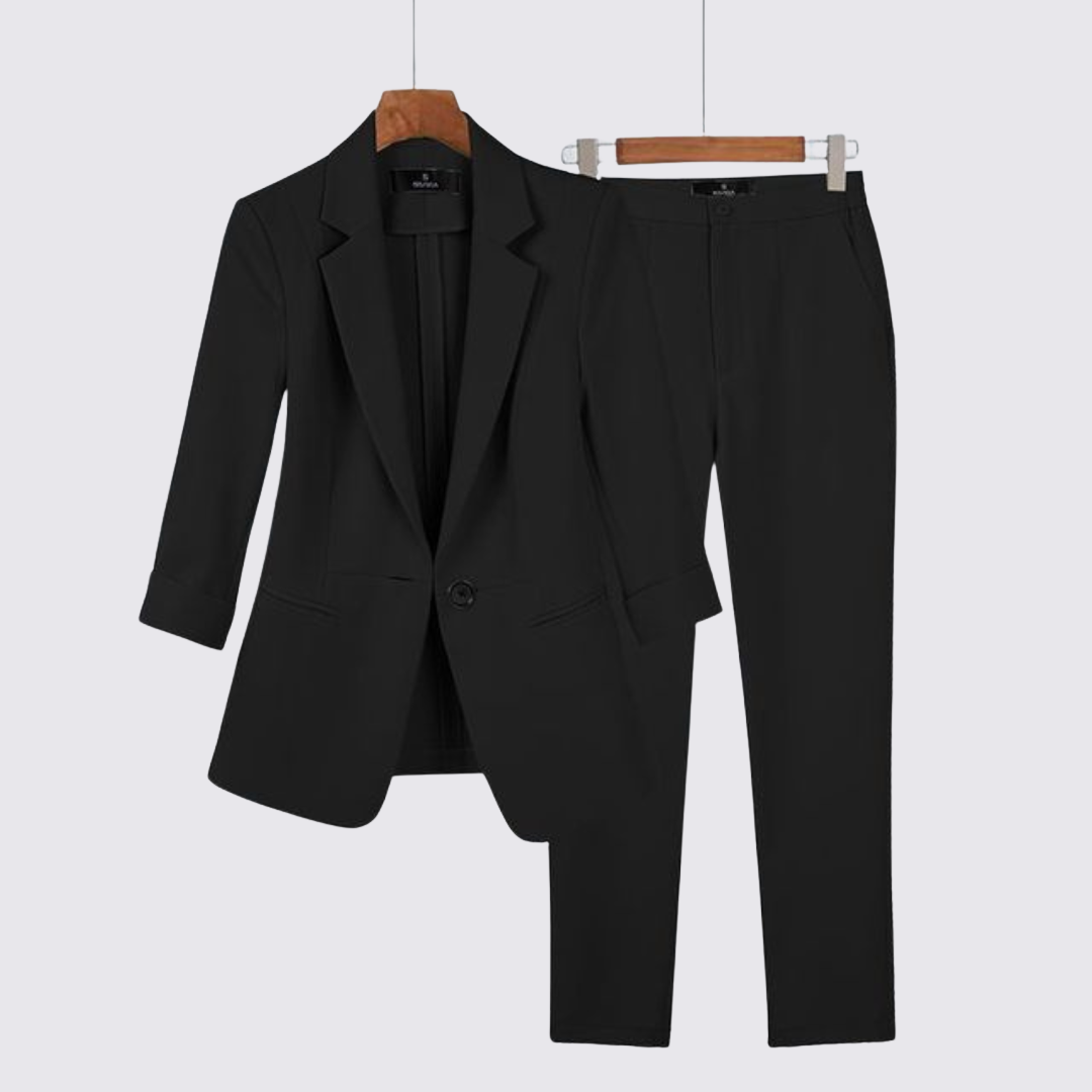Ensemble veste et pantalon, coloris noir, présenté sur cintre