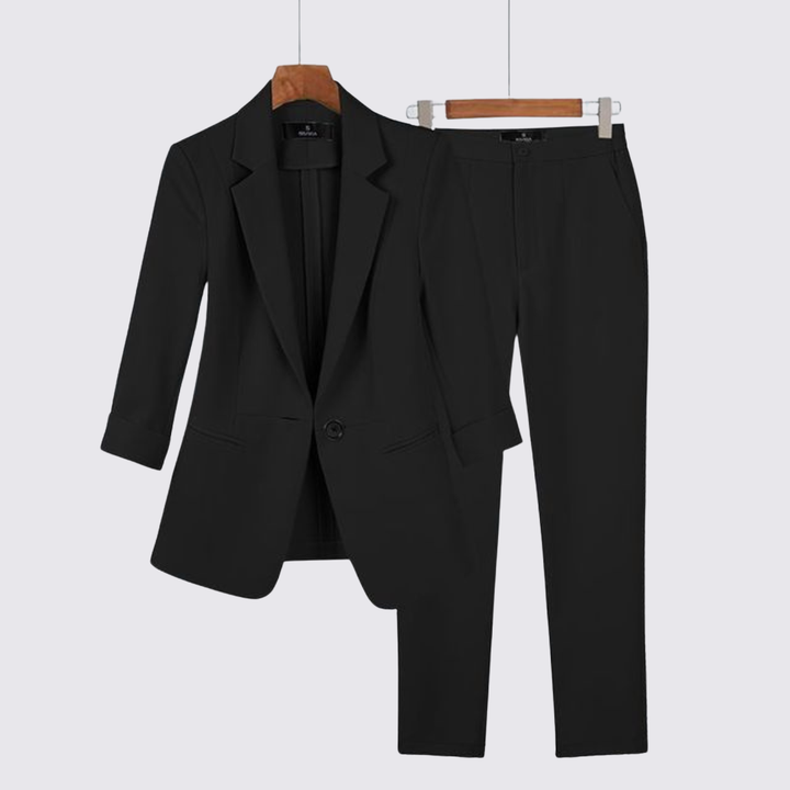 Ensemble veste et pantalon, coloris noir, présenté sur cintre