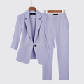Ensemble veste et pantalon, coloris violet, présenté sur cintre