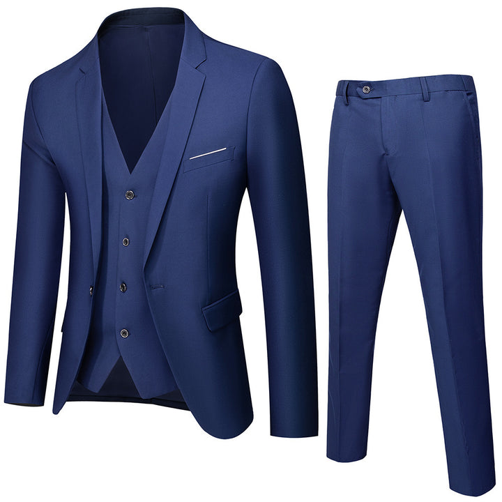 Costume ajusté bleu marine avec veste, gilet et pantalon assortis, présenté à plat