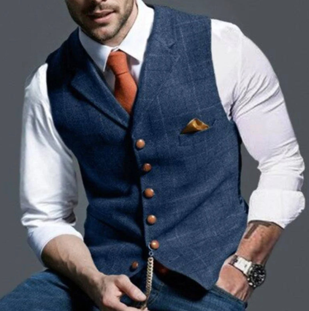 Homme en gilet bleu à carreaux fenêtre sur chemise blanche et cravate orange