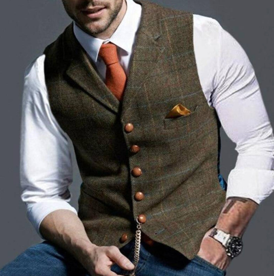 Gilet brun kaki à carreaux fenêtre, chemise blanche et pochette moutarde