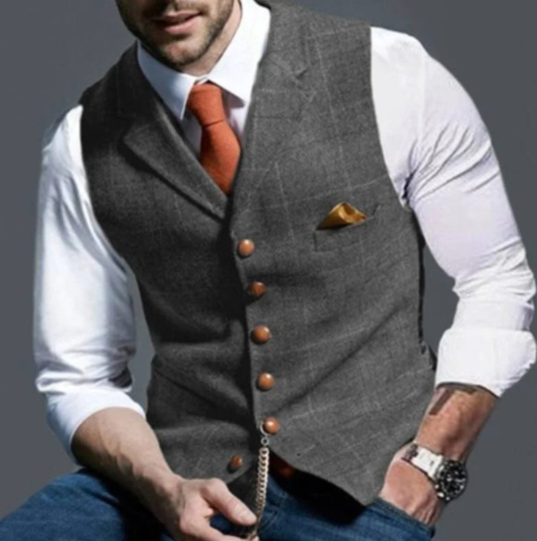 Gilet gris à carreaux fenêtre, cravate orange et chaîne de montre dorée