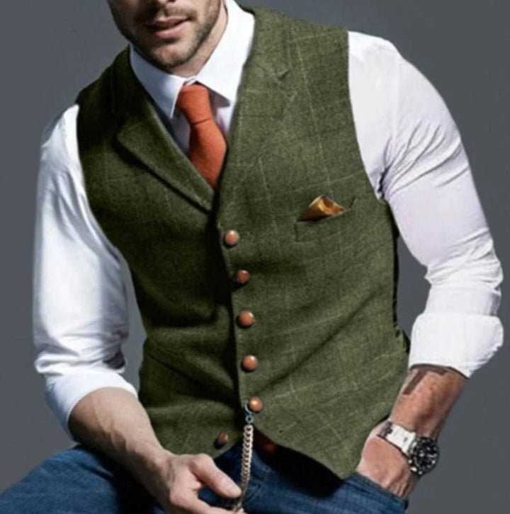 Gilet vert olive à carreaux fenêtre, pochette dorée et chaîne de montre dorée