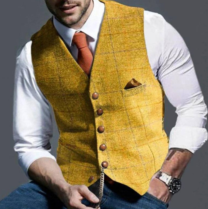 Gilet jaune moutarde à carreaux fenêtre, chemise blanche et cravate orange