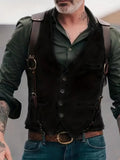 Gilet boutonné noir à sangles d'épaule porté sur une chemise verte
