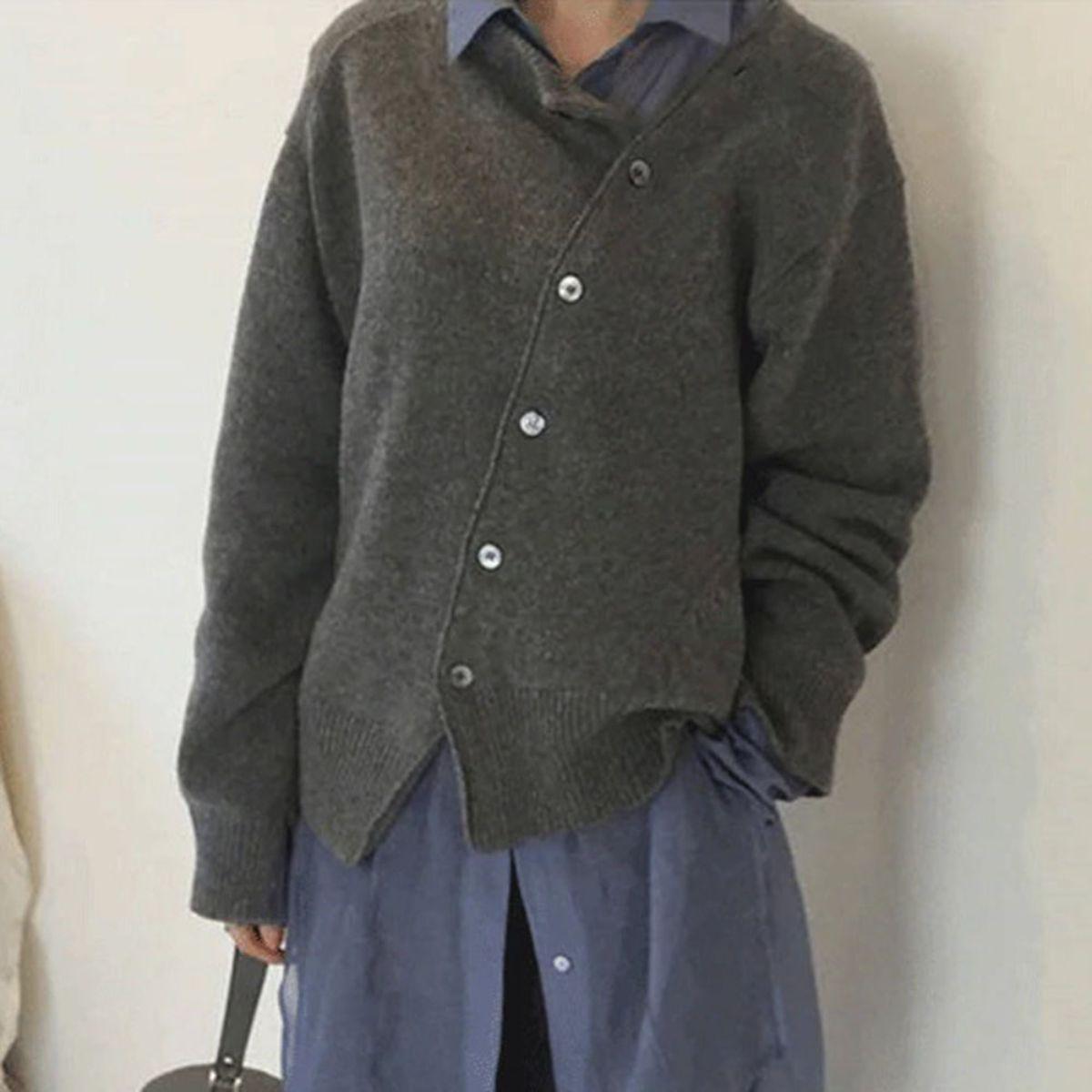 Gilet boutonné en biais, coloris gris, porté en tenue
