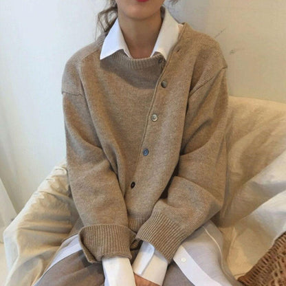 Gilet boutonné en biais, coloris pierre, porté en tenue