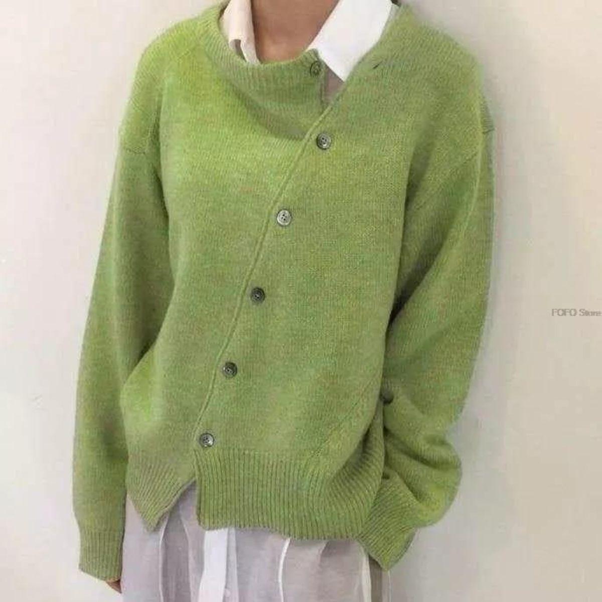 Gilet boutonné en biais, coloris vert, porté en tenue