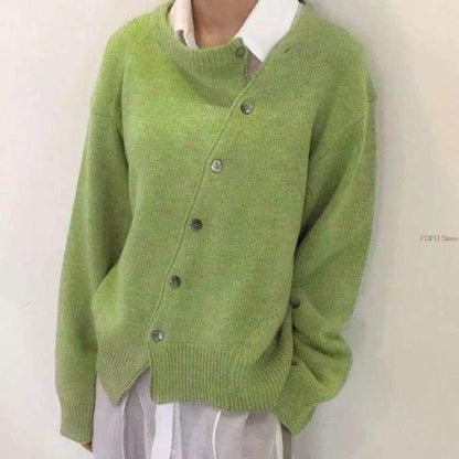 Gilet boutonné en biais, coloris vert, porté en tenue