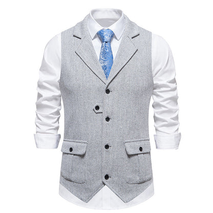Gilet à chevrons gris clair porté sur une chemise blanche