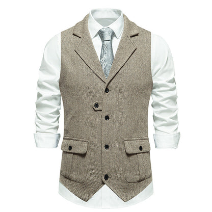 Gilet à chevrons beige porté sur une chemise blanche