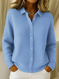 Gilet col chemise boutonné, coloris bleu ciel, porté en tenue