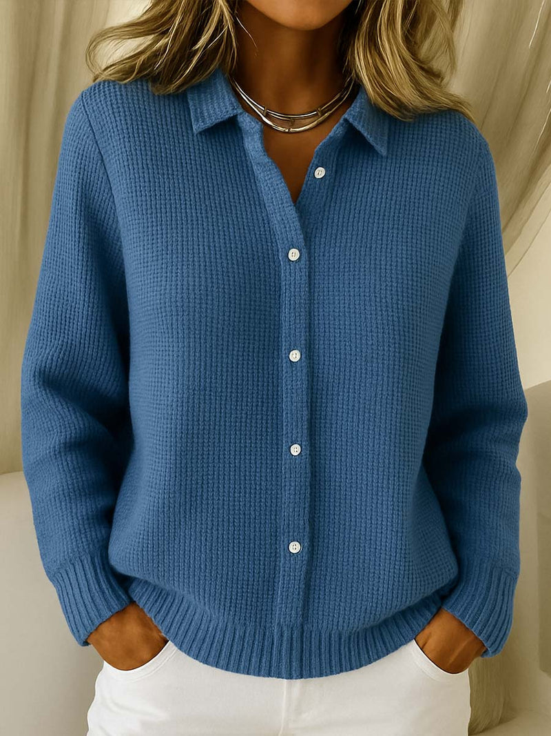 Gilet col chemise boutonné, coloris bleu, porté en tenue