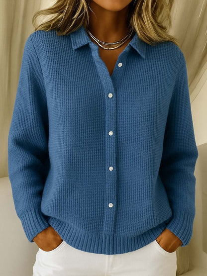 Gilet col chemise boutonné, coloris bleu, porté en tenue
