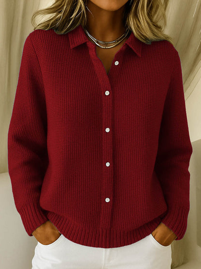 Gilet col chemise boutonné, coloris bordeaux, porté en tenue