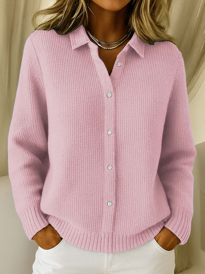 Gilet col chemise boutonné, coloris rose clair, porté en tenue