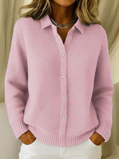 Gilet col chemise boutonné, coloris rose clair, porté en tenue