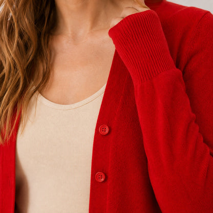 Gilet col V boutonné, détail du boutonnage et du poignet côtelé