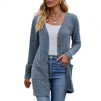 Gilet côtelé à poches, coloris bleu brumeux, porté en tenue