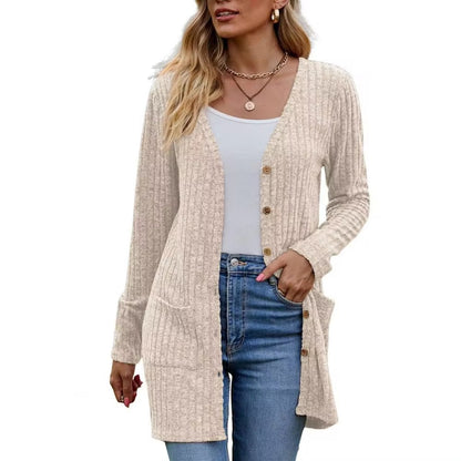 Gilet côtelé à poches, coloris crème, porté en tenue
