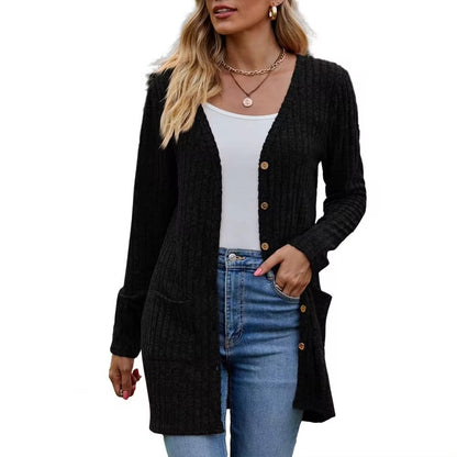 Gilet côtelé à poches, coloris noir, porté en tenue