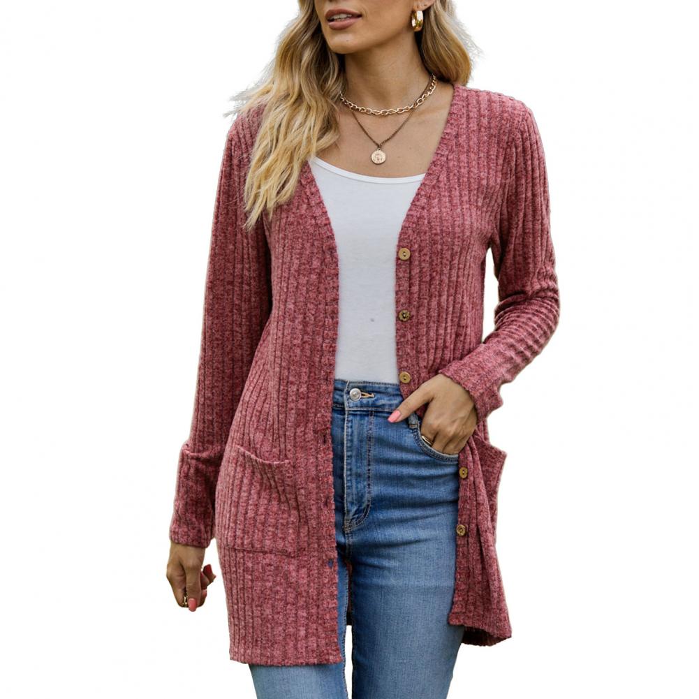 Gilet côtelé à poches, coloris rouge clair, porté en tenue