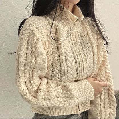 Gilet court zippé torsadé, coloris crème, porté en tenue