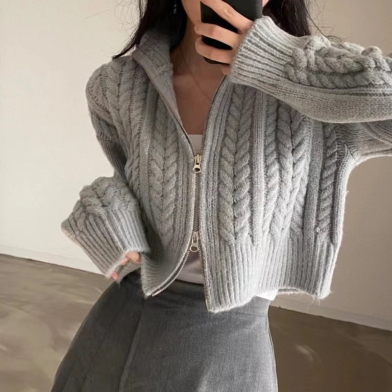 Gilet court zippé torsadé, coloris gris clair, porté en tenue