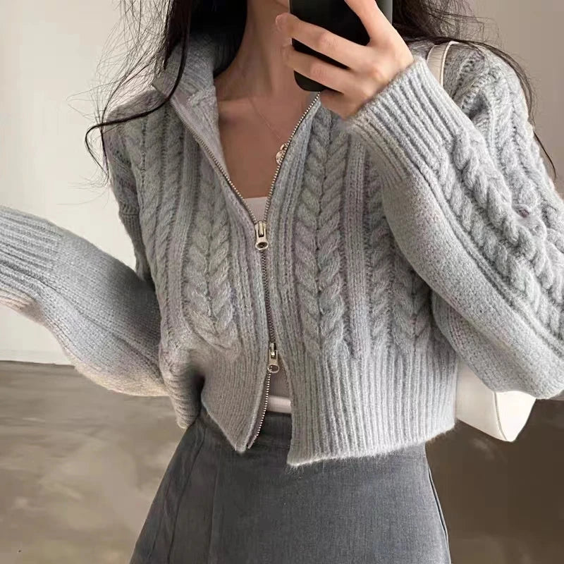 Gilet court zippé torsadé, coloris gris clair, porté en tenue, vue 2