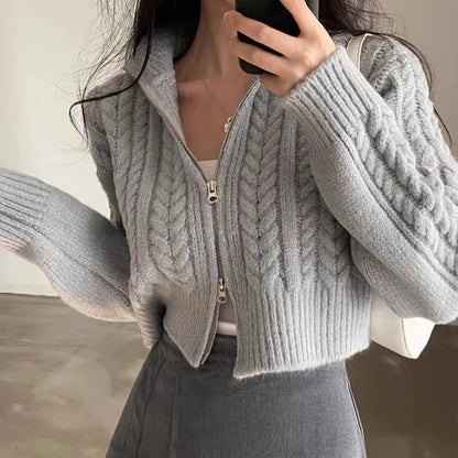 Gilet court zippé torsadé, coloris gris clair, porté en tenue, vue 2