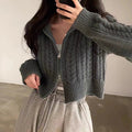 Gilet court zippé torsadé, coloris gris, porté en tenue