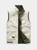 Gilet sans manches beige à col montant, ouvert sur sa face réversible vert kaki
