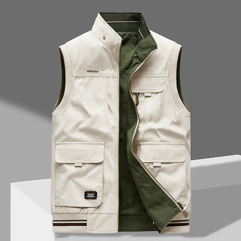 Gilet multipoche beige ouvert sur sa doublure vert kaki, zip et poches à rabat