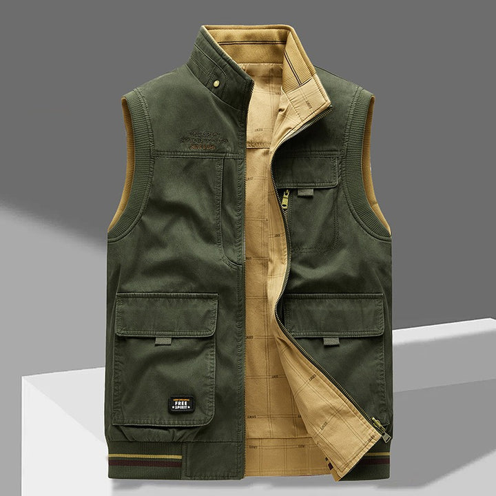 Gilet sans manches vert kaki à col montant, ouvert sur sa face réversible camel