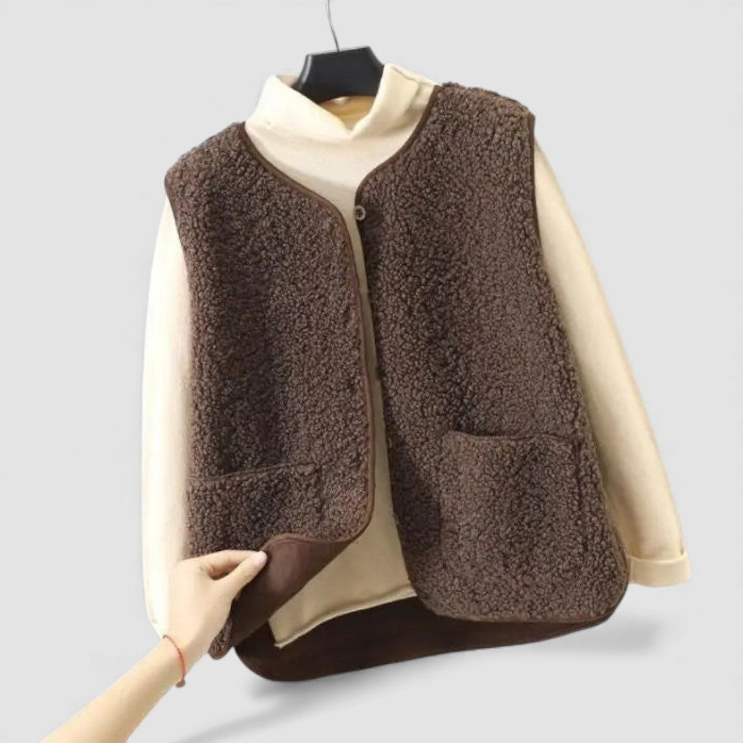 Gilet en peluche bouclée, coloris marron foncé, présenté sur cintre