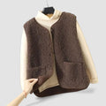 Gilet en peluche bouclée, coloris marron foncé, présenté sur cintre