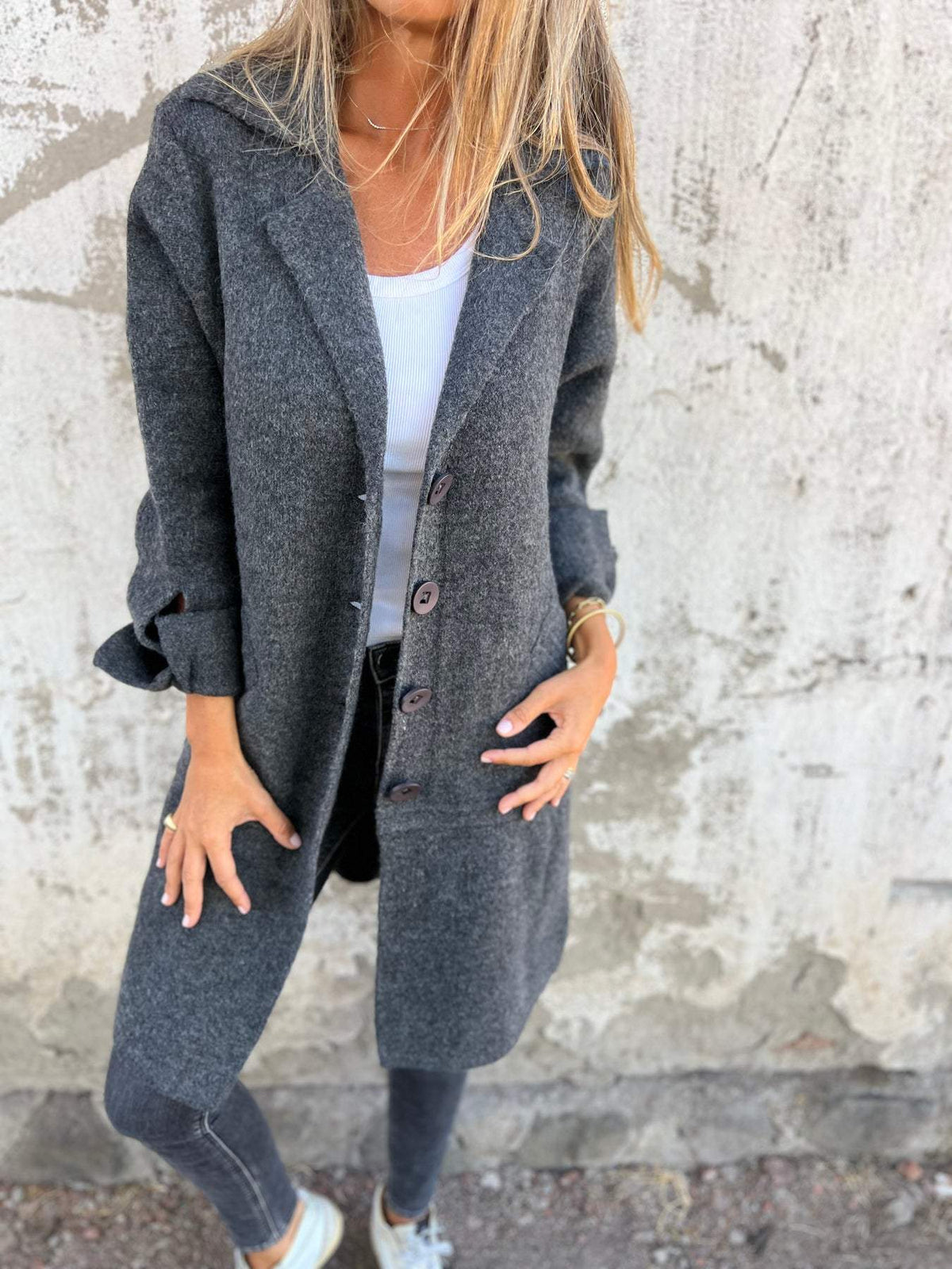 Gilet long à revers, coloris anthracite, porté en tenue
